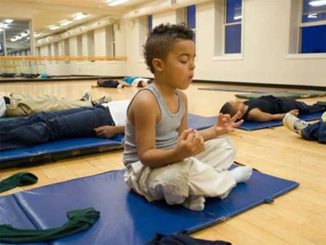 Meditação substitui punição em escola e o resultado é maravilhoso